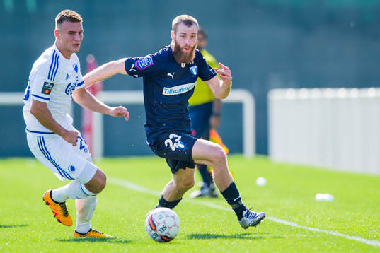Malmö FFs Jo Inge Berget jagas av FC Köpenhamns
