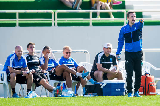 Malmö FFs tränare Allan Kuhn ger instruktioner framför