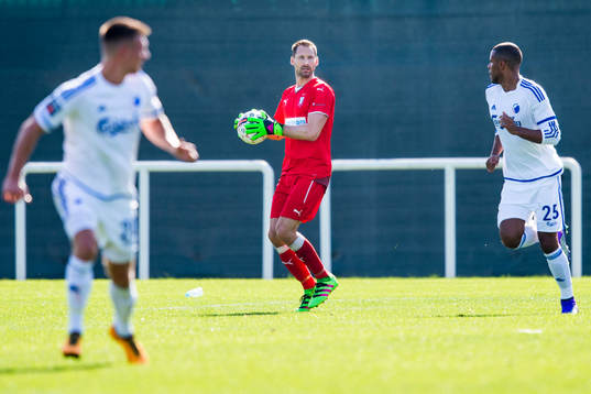 Malmö FFs målvakt Johan Wiland letar utkast