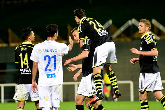 s Stefan Ishizaki hoppar upp på ryggen på AIK:s Fredrik