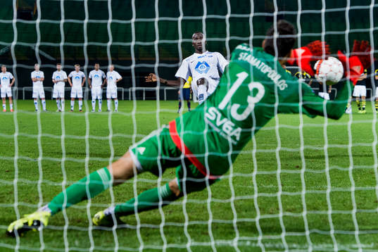 s målvakt Kyriakos Stamatopoulos räddar en straff från