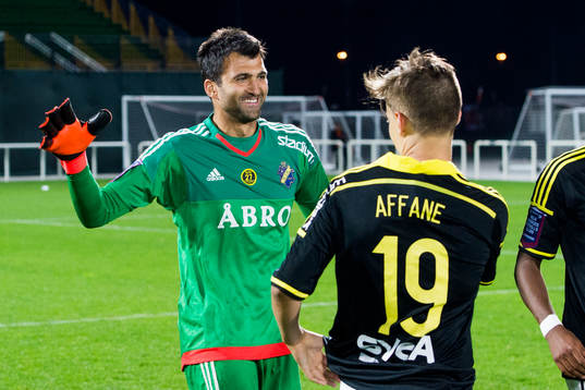 s målvakt Kyriakos Stamatopoulos firar segern med AIK:s