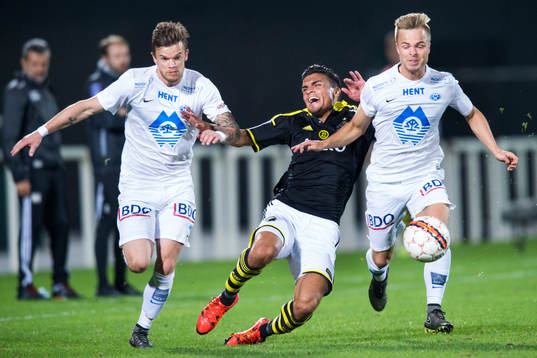 s Ahmed Yasin faller mellan Moldes Sander Svendsen och Knut