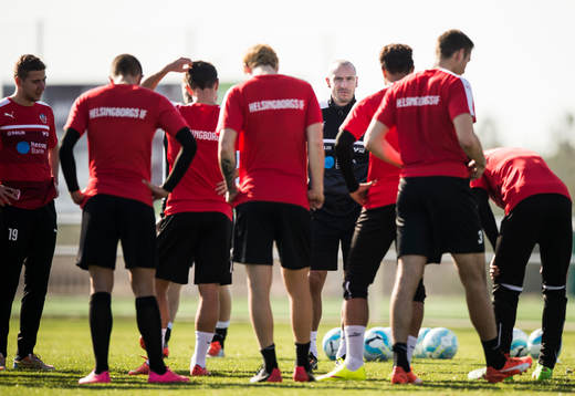 Helsingborgs manager Henrik Larsson har samling med spelarna