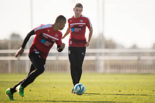 Helsingborgs Darijan Bojanić spelar fram bollen till