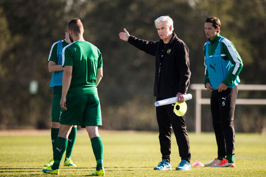 Hammarbys tränare Nanne Bergstrand instruerar sina spelare