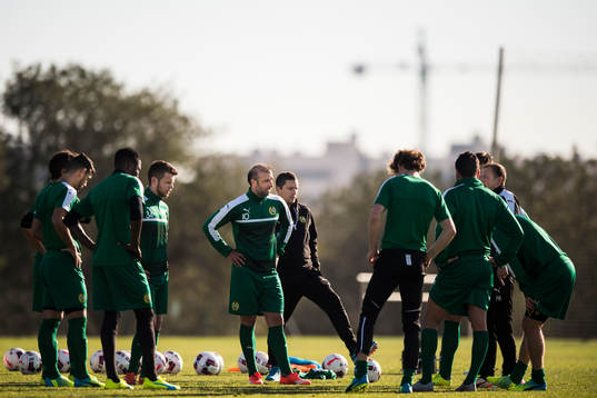 Hammarbys spelare har samling och Kennedy Bakircioglu står