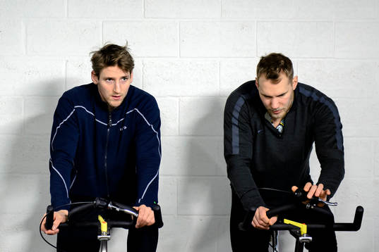 Luleås Anton Hedman och Ilari Melart värmer upp på cykel