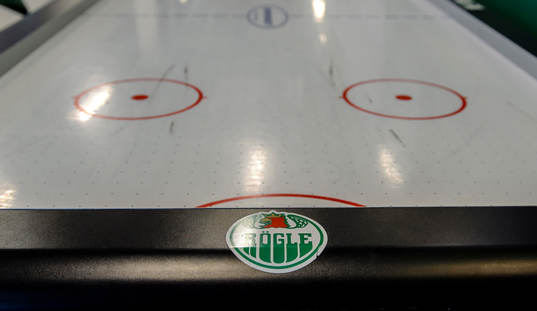 Ett bordshockey spel