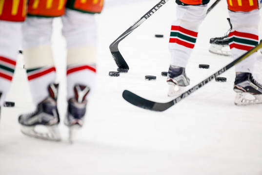 Genrebild på puckar och skridskor