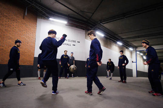 Djurgårdens spelare värmer upp