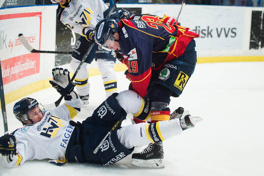 s Kristofer Berglund och Djurgårdens Matt Anderson fastnar