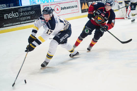 s Emil Johansson sträcker sig