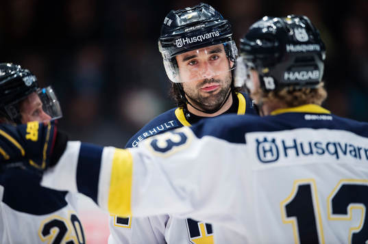 s Ryan O´Byrne diskuterar med Oscar Sundh