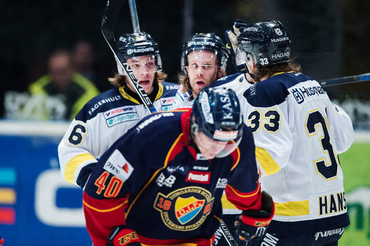 s Filip Sandberg (tv) gör 1-0 och jublar med sina