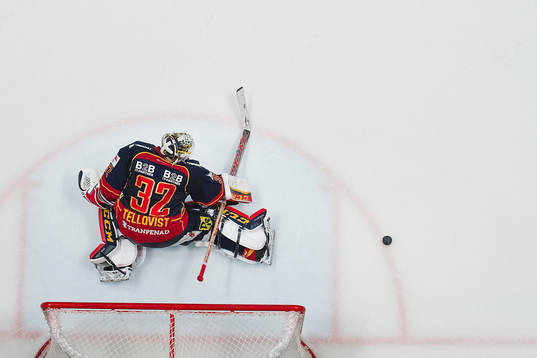 Djurgårdens målvakt Mikael Tellqvist räddar en straff