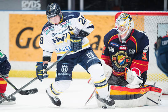 s Chris Abbott framför Djurgårdens målvakt Mikael