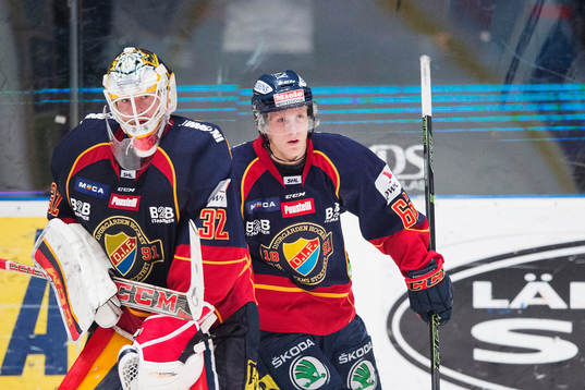 Djurgårdens Marcus Sörensen passerar målvakt Mikael