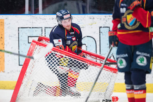 Djurgårdens Linus Hultström faller i målburen