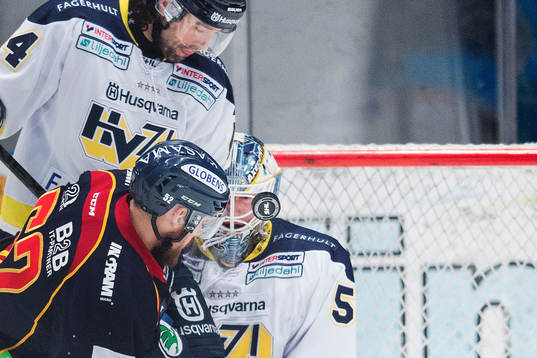 s målvakt Fredrik Pettersson-Wentzel i kamp om pucken