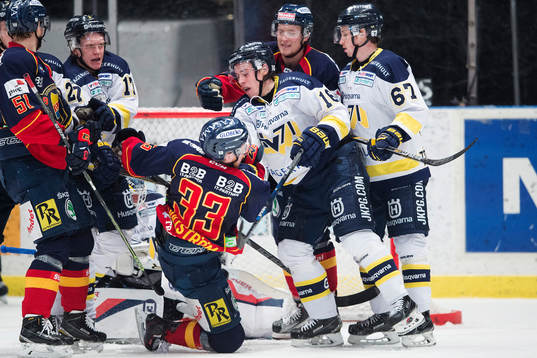 s Filip Sandberg trycker till Djurgårdens Linus Hultström