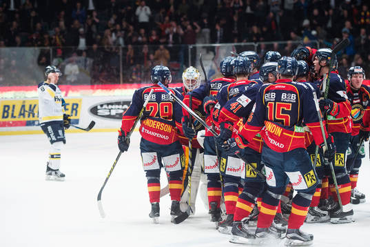 Djurgårdens spelare jublar med målvakt Mikael Tellqvist