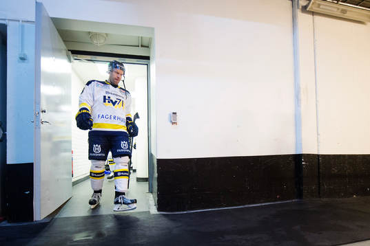 s Jere Karalahti lämnar omklädningsrummet