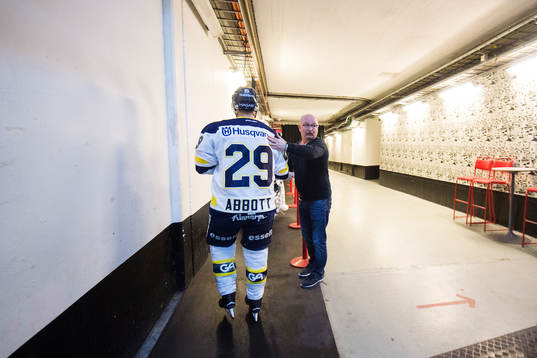 s Chris Abbott påväg in till isen