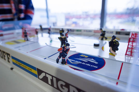 Ungdomar spelar bordshockey