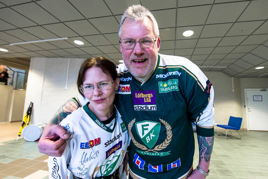 Två Färjestad supportrar