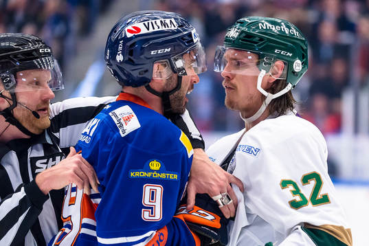 Gruff mellan Växjös Josh Hennessy och Färjestads Magnus