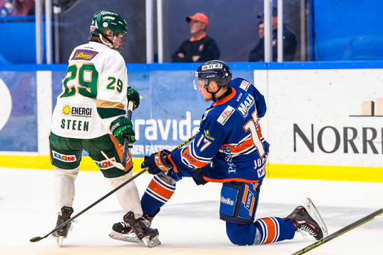 Växjös Alexander Johansson slashar Färjestads Oskar