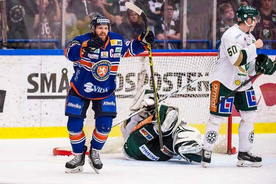 Växjös Liam Reddox jublar och Färjestads Sebastian
