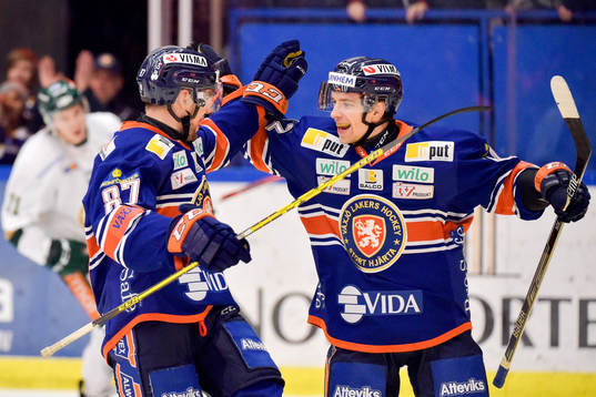 Växjös Robert Rosén och Sakari Salminen jublar