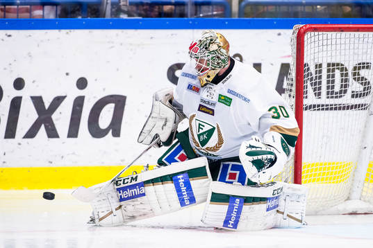 Färjestads målvakt Lars Haugen stöter undan pucken