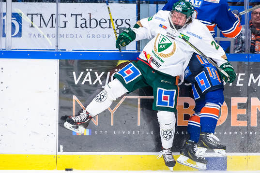Färjestads Oskar Steen tacklas av Växjös Teemu Laakso