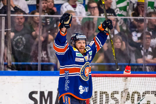 Växjös Liam Reddox jublar