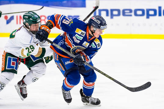 Växjös Patrik Lundh jagas av Färjestads Oskar Steen