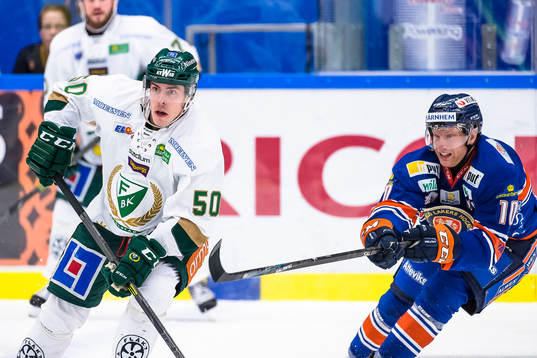 Färjestads Sebastian Erixon jagas av Växjös Richard Gynge