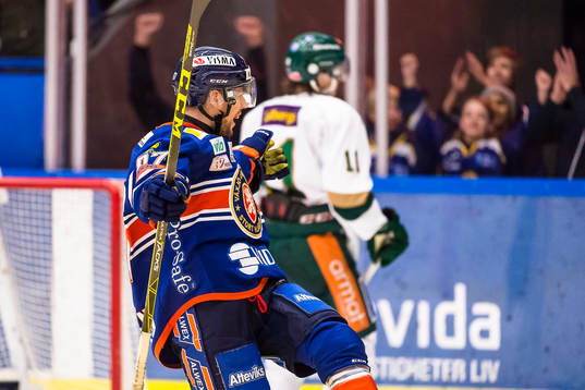 Växjös Robert Rosén jublar