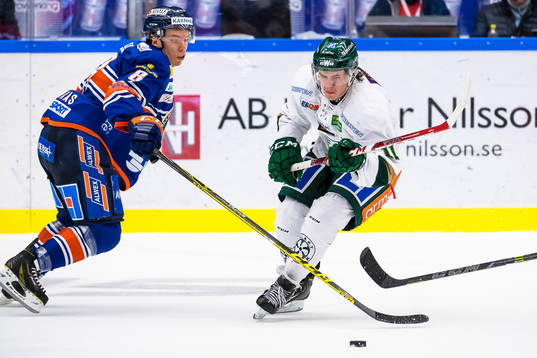Färjestads Joakim Nygård jagas av Växjös Ville Varakas