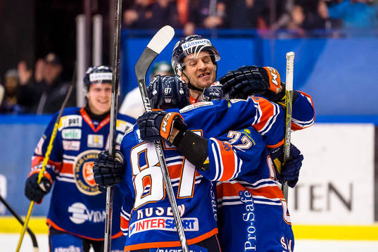 Växjös Robert Rosén jublar med Sakari Salminen och Ilkka