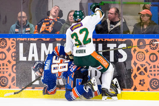 Färjestads Magnus Nygren tacklar Växjös Liam Reddox