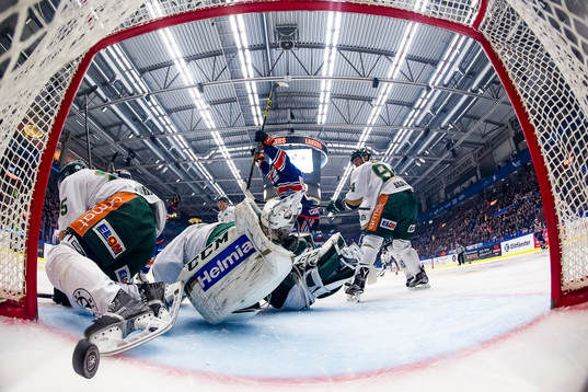 Växjös Richard Gynge (ej i bild) skjuter pucken i mål