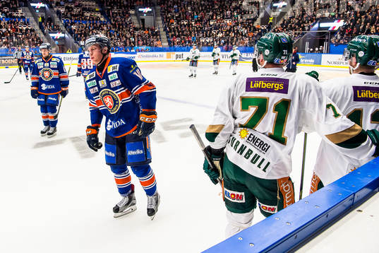 Växjös Richard Gynge grinar illa och glider av isen
