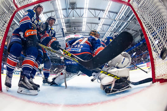 Växjös Josh Hennessy och Cory Murphy försöker stoppa