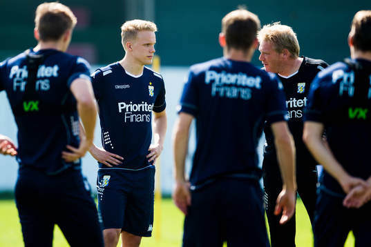 IFK Göteborgs nyförvärv Hjörtur Hermannsson pratar med