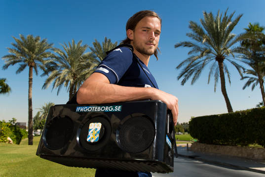 IFK Göteborgs Tom Pettersson poserar med en musikmaskin