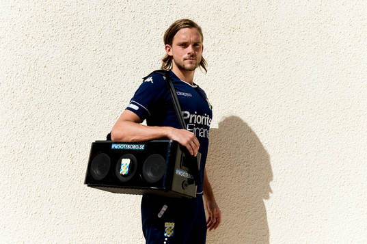 IFK Göteborgs Tom Pettersson poserar med en musikmaskin