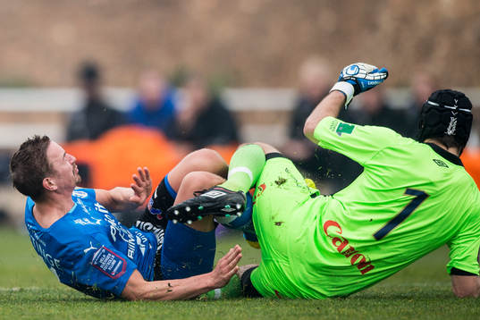 Halmstads Fredrik Olsson krockar med Gefles målvakt Emil